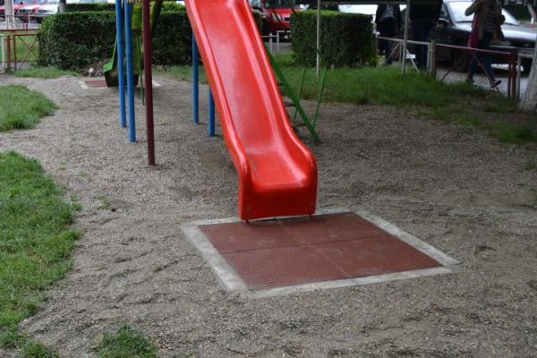 primaria-zalau-anunta-ca-pune-30-de-covorase-de-cauciuc-la-aterizarea-de-pe-toboganele-din-parcurile-de-joaca08_55873