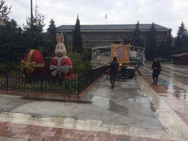 primaria-zalau-monteaza-lumini-si-figurine-de-pasti-pentru-al-doilea-consecutiv2_59347