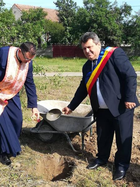 Primarul comunei si preotul au pus piatra de temelie