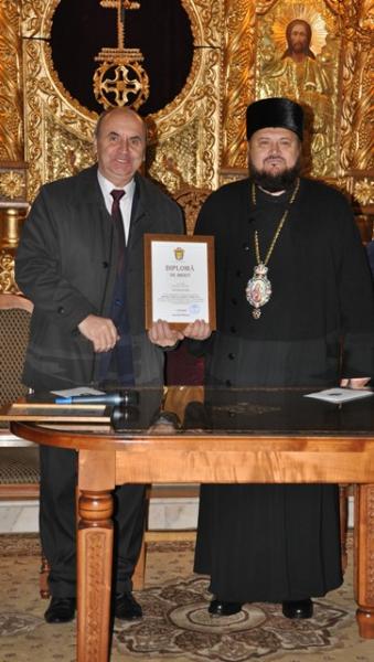 primarul-ionel-ciunt-si-viceprimarul-teodor-balajel-au-primit-diplome-de-merit-de-la-episcopul-petroniu1_58379