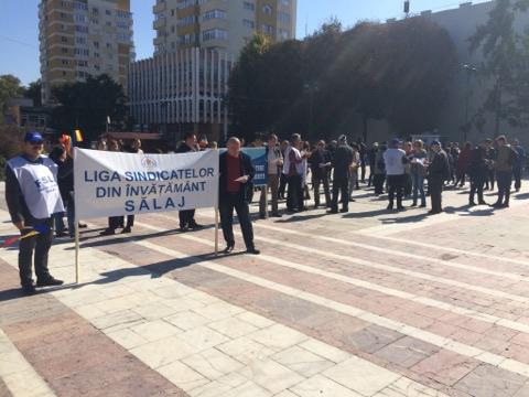 profesorii-au-protestat-ieri-in-fata-prefecturii010_57048