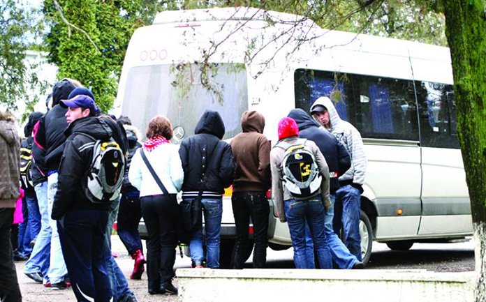 Proiect de OUG privind transportul elevilor: decontarea transportului va avea limita de kilometri, nu si de tarif