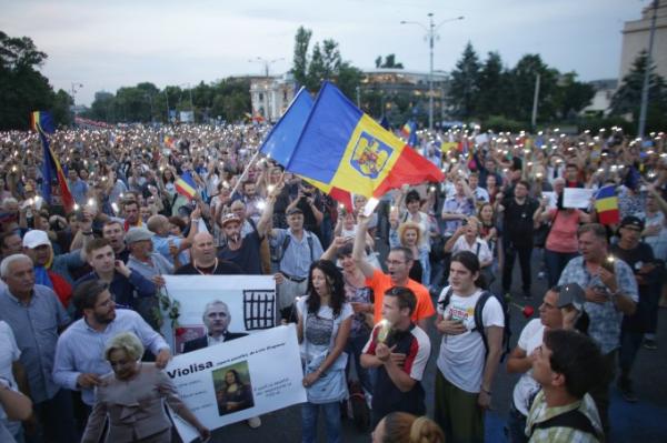 Protestele continua  in strada sub sloganul  Cod ROSU de OUG