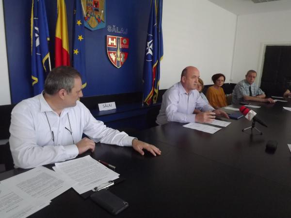 reiesit-ca-ii-pazesc-pe-varstnici-de-rele-iar-pe-cei-sarmani-ii-aduna-de-pe-strazi04_55857