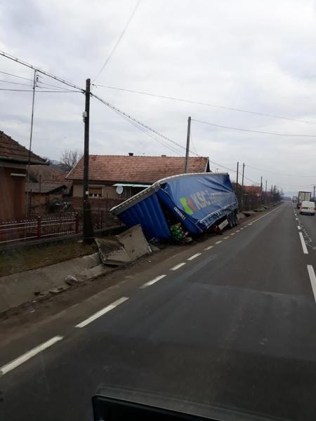 remorca-unui-tir-luat-o-razna-la-zimbor0_58634