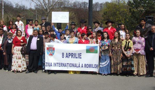 romii-din-salaj-au-cantat-si-au-petrecut-de-ziua-lor-internationala-la-nusfalau-la-cluj-si-la-oradea06_55128