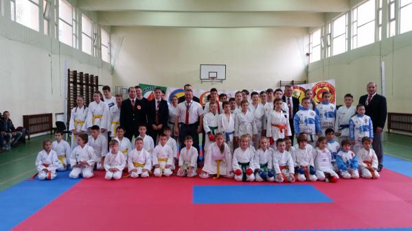 salajenii-au-cucerit-27-de-medalii-la-cupa-zalaului-la-karate-shotokan04_57331