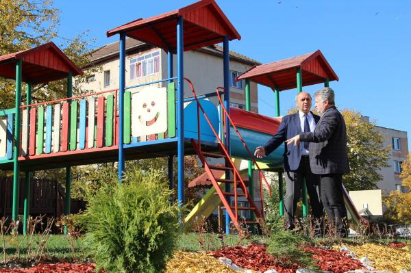 se-lucreaza-de-zor-in-locurile-de-joaca-din-zalau02_57258