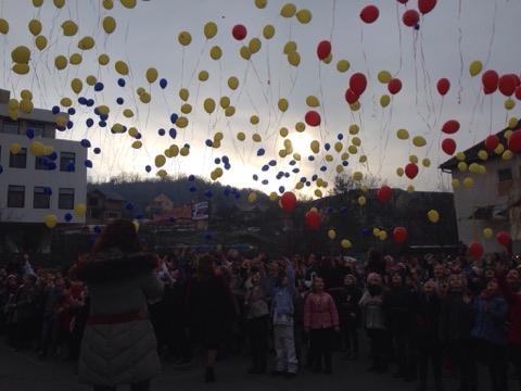 sute-de-baloane-in-culorile-drapelului-s-au-ridicat-azi-in-vazduh13_57826