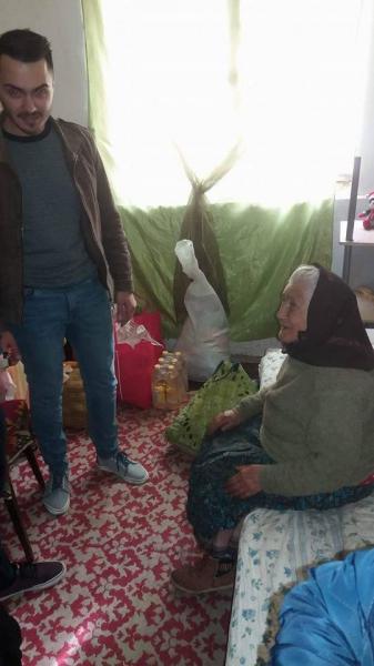 tineri-zalauani-constituiti-ad-hoc-in-grup-de-caritate-au-pus-mana-de-la-mana-sa-ofere-cate-ceva-de-pasti-sarmanilor110_55095