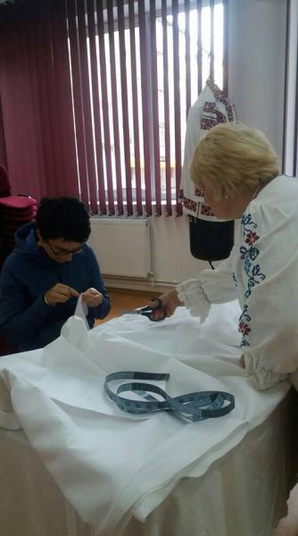 trei-iubitori-de-folclor-din-jibou-organizeaza-sezatori-de-cusut-ii07_57275