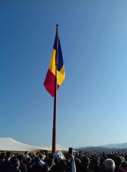 Tricolor falnic si monument dedicat  eroilor si Marii Uniri, la Mesesenii de Sus