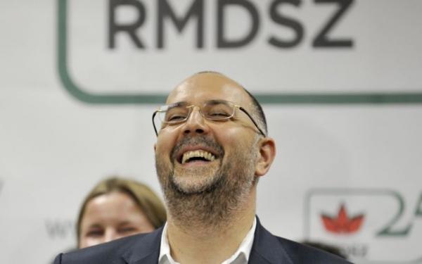 udmr-istii-tin-cu-psd-la-motiune-ca-de-acolo-le-pica-si-lor-ceva07_57681