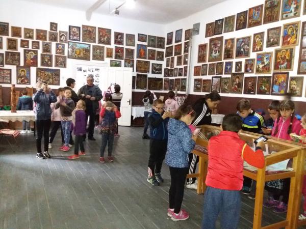 Un artist clujean a donat satului sau natal sute de opere de arta