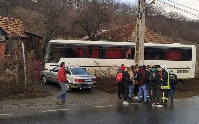 Un autocar plin cu elevi a intrat in gardul unei case din Simleul Silvaniei