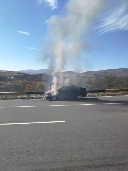 Un autoturism Volkswagen Polo a luat foc in localitatea Ciumarna