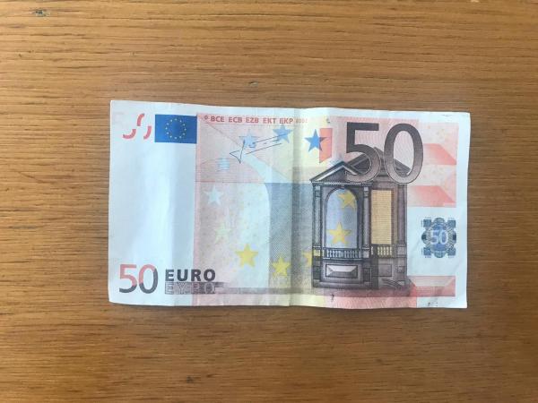 Un barbat de 31 de ani din Jibou a incercat sa schimbe o bancnota de 50 de euro contrafacuta