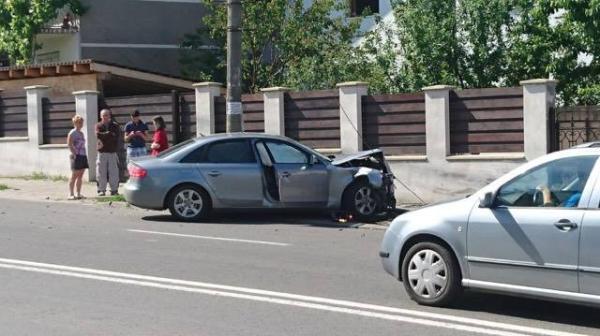 Un barbat de 33 de ani din Treznea, baut la volan, a lovit un pieton si a distrus un gard de beton