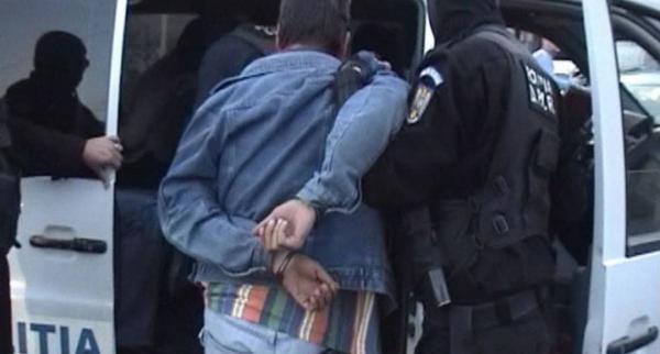 un-barbat-din-treznea-arestat-pentru-ca-vrut-sa-distruga-un-autoturism010_58282