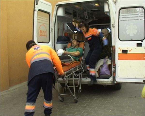 un-barbat-si-a-zdrobit-mana-in-motorul-de-la-tractor06_54823