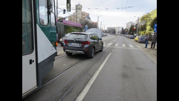 un-bmw-x-1-cu-numere-de-slaj-blocat-circulaia-tramvaielor-din-cluj21_58640