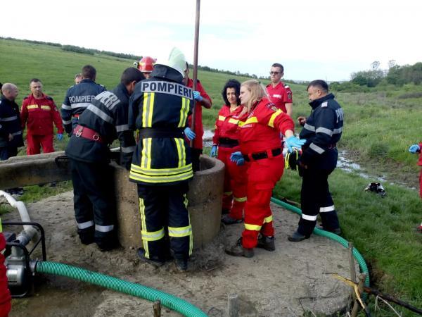 Un copil de 7 ani a murit  dupa ce a cazut intr-un put