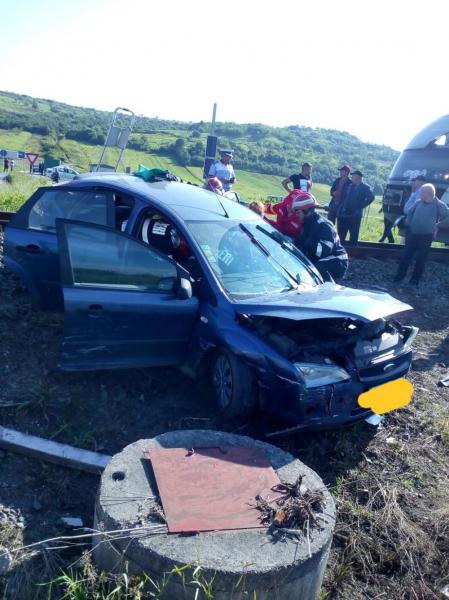 un-ford-cu-doua-persoane-in-el-fost-lovit-de-un-tren-in-sarmasag0_64060