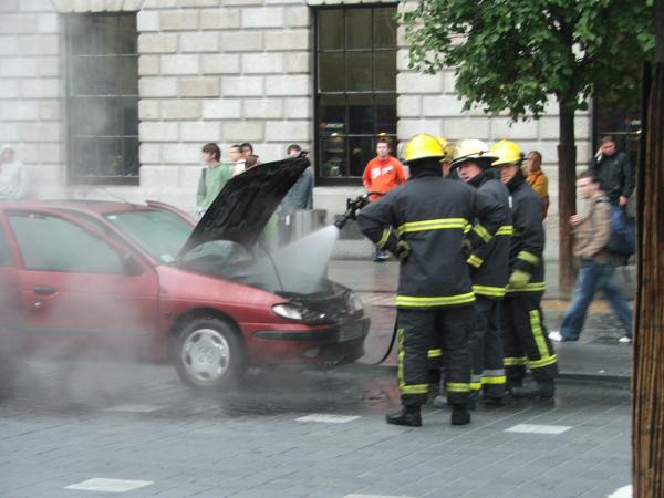 un-ford-laut-foc-in-saptele-primariei-zalau-iar-o-terasa-ars-pe-strada-stefan-cel-mare-din-zalau05_58348