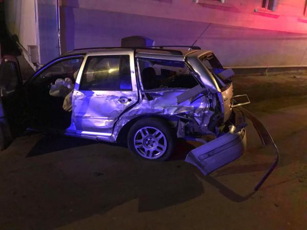 un-golf-s-a-facut-praf-dupa-ce-s-a-izbit-de-touareg-ul-unui-om-de-afaceri-din-zalau1_58616