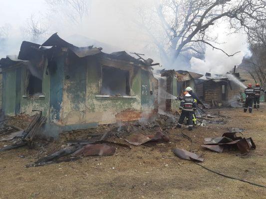 Un incendiu a mistuit casa  unui barbat de 78 de ani  care locuia singur, in Cristolt