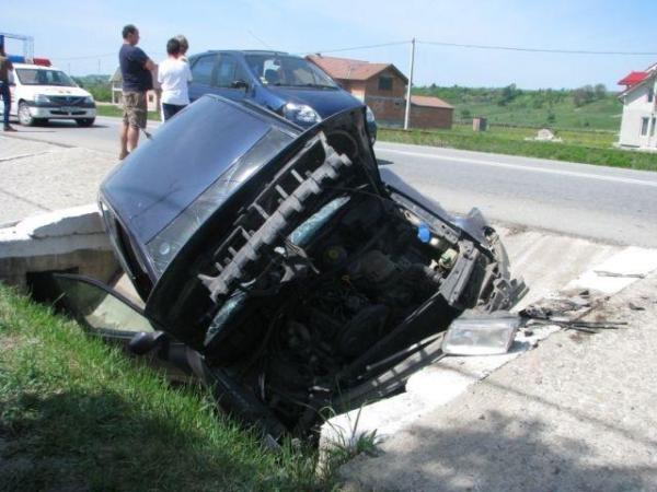 Un sofer s-a izbit cu masina  de un cap de pod in Ileanda