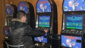 un-tanar-de-20-de-ani-amenintat-cu-cutitul-angajata-unui-local-cu-jocuri-de-noroc-din-zona-codiflor-din-bradet0_58976