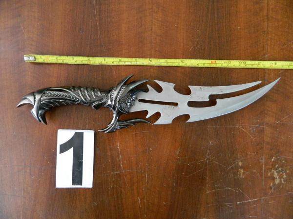 un-tanar-de-20-de-ani-amenintat-cu-un-cutit-de-22-cm-o-angajata-dintr-08_58973