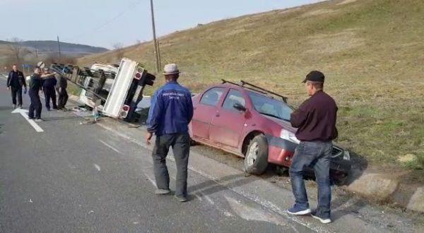 Un tânar de 23 de ani din Romanasi  s-a izbit cu autoutilitara de un Logan  pe drumul spre Cluj