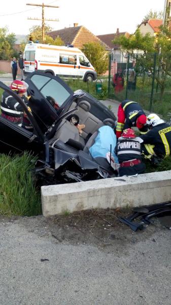 Un tanar de 27 de ani a adormit la volan, a intrat intr-un cap de pod si a murit