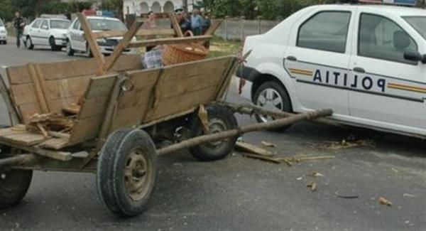 Un tanar a lovit cu masina o caruta  si a sters-o de la locul accidentului