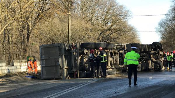 un-tir-rasturnat-blocat-circulaia-pe-dj103n-intre-almasu-si-cluj0_58209