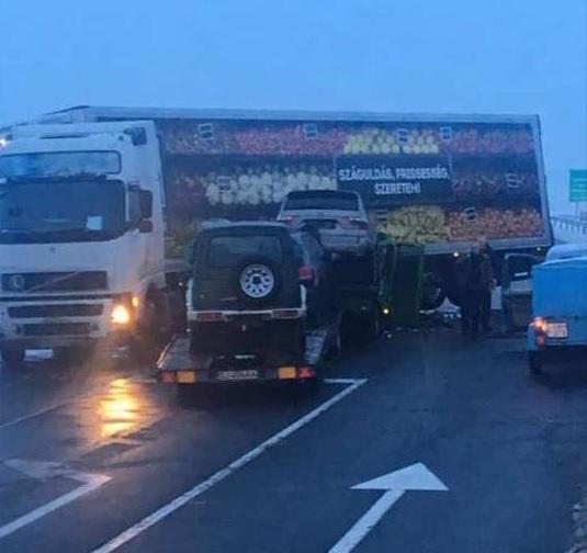 Un zalauan care transporta masini pe trailer a fost implicat intr-un accident cumplit in Ungaria