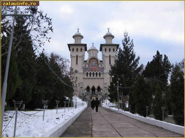 un-zalauan-fost-batut-zdravan-de-un-angajat-al-catedralei-din-centru-pentru-ca-s-a-rugat-la-ora-nepotrivita0_59051