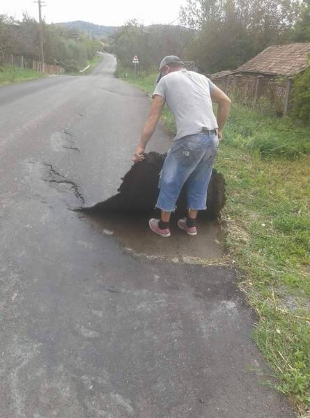 Unde s-a lucrat cu picioarele,  asfaltul poate fi luat cu mana