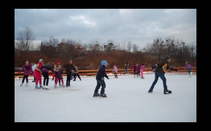 Veste buna pentru iubitorii de patinaj! Doua zile de intrari gratuite la patinoarul de la Sala sporturilor din Zalau