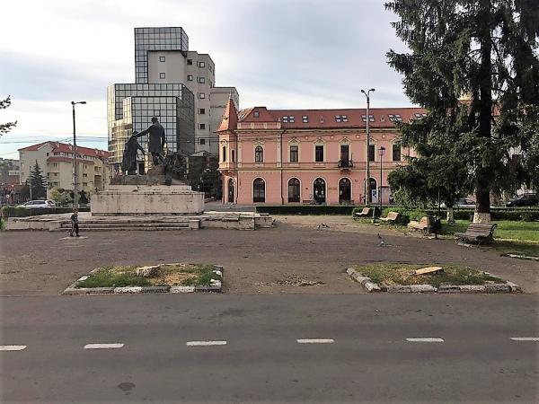 Wesselényi ‘a taiat’ arborii din fata cladirii Transilvania…