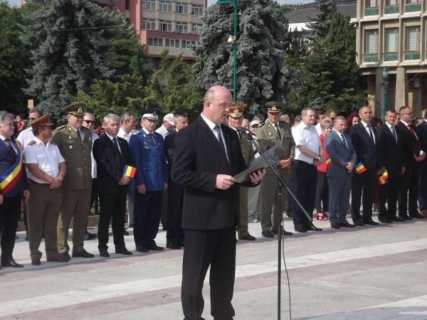 ziua-drapelului-national-adunat-vreo-40-de-oameni-in-fata-prefecturii-salaj010_55896